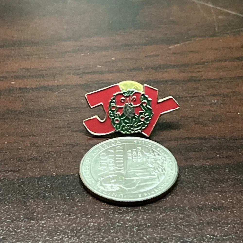 Joy Christmas Wreath Holiday Lapel Hat Pin‎